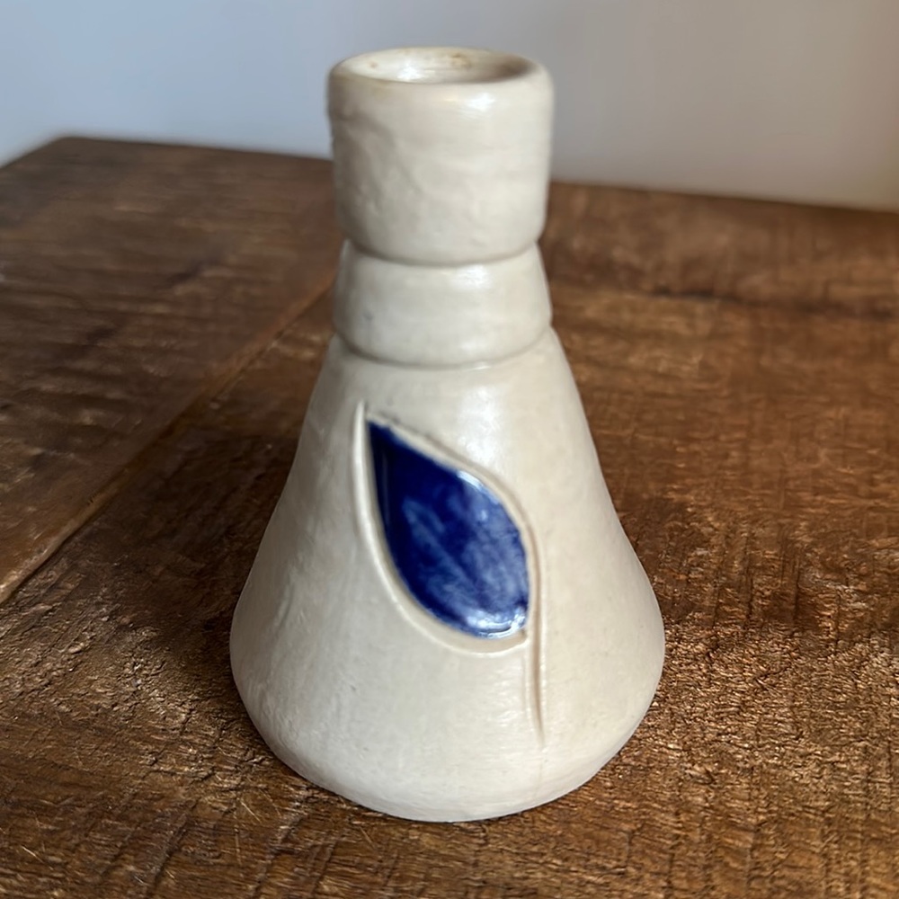 Williamsburg Pottery bud vase